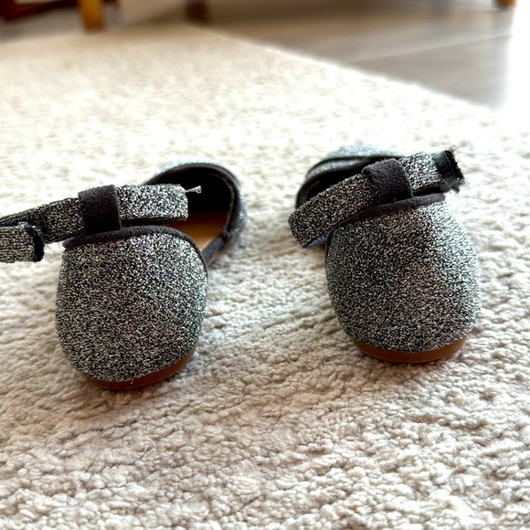 Old Navy Girls Silver Glitter Ankle Wrap Dress Shoes - Size 7- Gently Worn - Picture 4 of 7